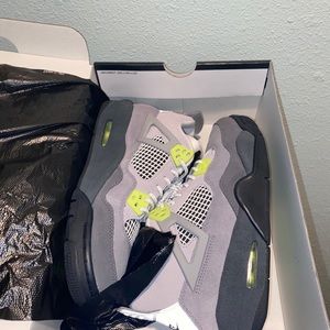 Air Jordan 4 retro SE Neon